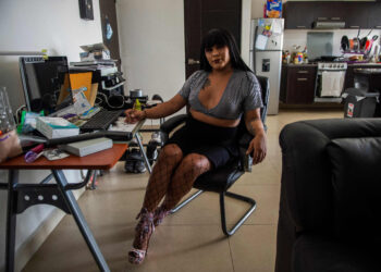 Una trabajadora sexual que realiza reportes para la revista Noticalle. Foto: AFP.
