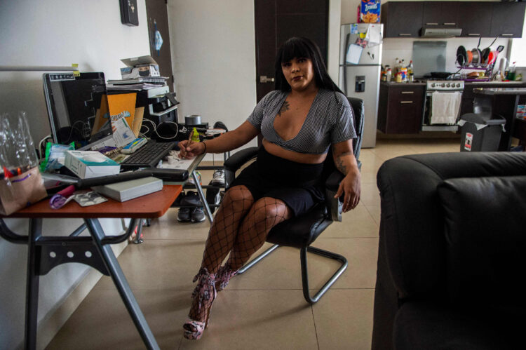 Una trabajadora sexual que realiza reportes para la revista Noticalle. Foto: AFP.