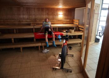 El triatleta francés Ludovic Chorgnon entrena con una bicicleta estática en un sauna, en La Possesion, en la isla francesa de La Reunión en el Océano Índico. Foto: AFP.