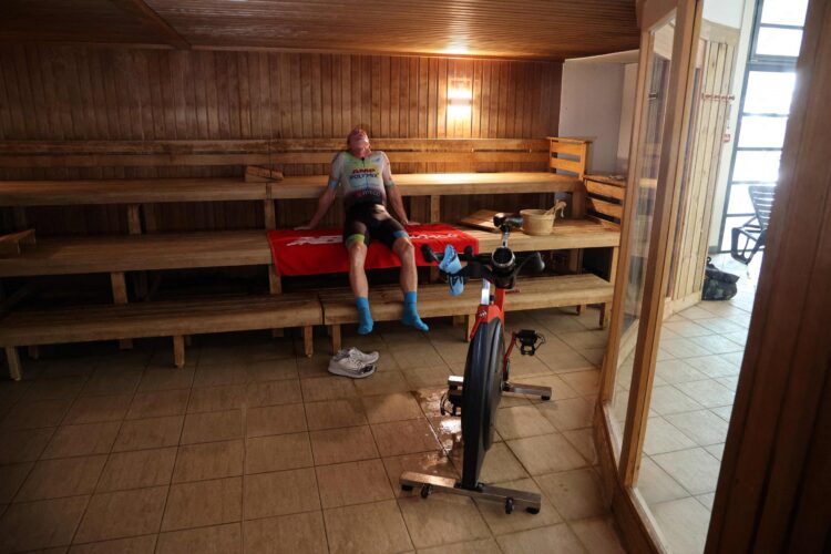 El triatleta francés Ludovic Chorgnon entrena con una bicicleta estática en un sauna, en La Possesion, en la isla francesa de La Reunión en el Océano Índico. Foto: AFP.
