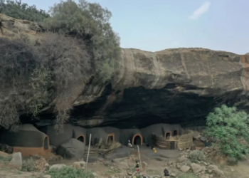 Los últimos trogloditas que viven en las cuevas para escapar de los caníbales, en Lesoto. Foto: AFP.