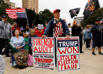 Manifestantes piden una auditoría forense de las elecciones presidenciales de 2020, en Michigan. Foto: AFP.