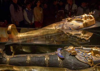 Una imagen de la exposición titulada 'La tumba de Tutankamón, el oro y la maldición' en el museo Noreste de Monterrey. Foto: AFP.