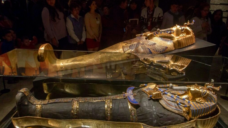 Una imagen de la exposición titulada 'La tumba de Tutankamón, el oro y la maldición' en el museo Noreste de Monterrey. Foto: AFP.