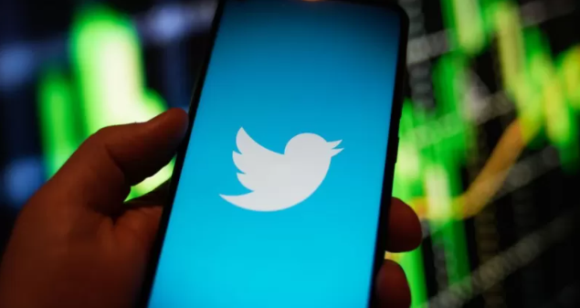 Logo de Twitter en un smartphone. Foto: Getty Images.