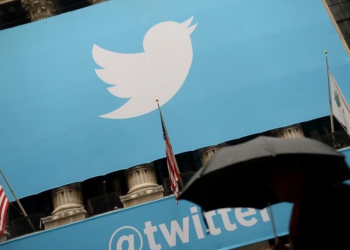 Un cartel con el logotipo de Twitter colocado en la fachada de la Bolsa de Nueva York. Foto: AFP.
