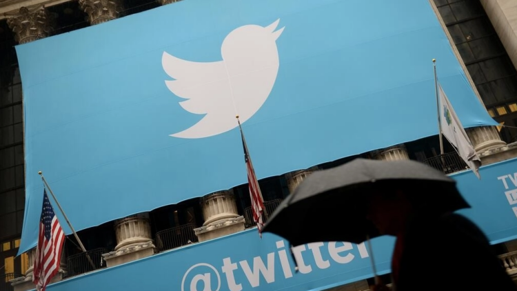 Un cartel con el logotipo de Twitter colocado en la fachada de la Bolsa de Nueva York. Foto: AFP.