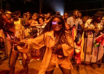Jóvenes bailan en el festival Nyege Nyege en las cataratas Itanda en Uganda, el 16 de septiembre de 2022. Foto: AFP.