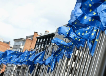 Decenas de banderas de la UE ondean frente a la sede central de la Comisión Europea en Bruselas. Foto: AFP.