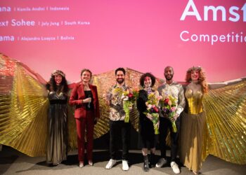 El director Alejandro Loayza, en la ceremonia de premiación. Foto: Cinema Amsterdam.