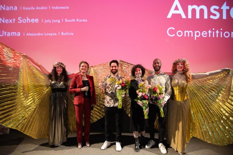 El director Alejandro Loayza, en la ceremonia de premiación. Foto: Cinema Amsterdam.