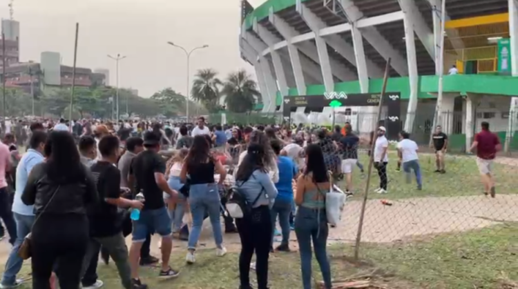 Uno de los conciertos que más público atrajo fue el de Daddy Yankee. Muchos seguidores del artista rompieron las vallas de seguridad para poder apreciar el show del boricua. Foto: Redes Sociales.