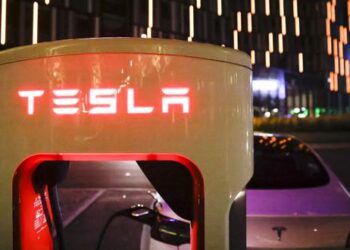 Recarga eléctrica de un vehículo de la marca norteamericana Tesla. Foto: AFP.