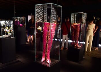 Muestras de los diseñadores Victorio y Lucchino, en Andalucía. Foto: AFP.