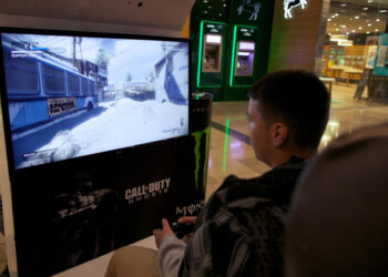Joven juega el popular Call of Duty. Foto: Archivo AFP.