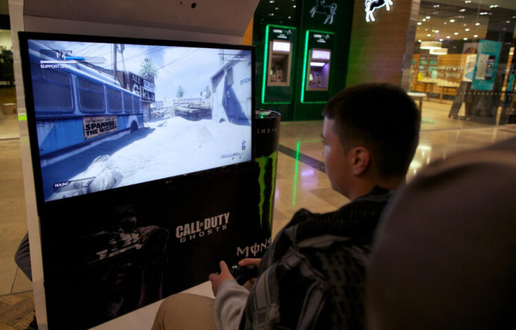 Joven juega el popular Call of Duty. Foto: Archivo AFP.