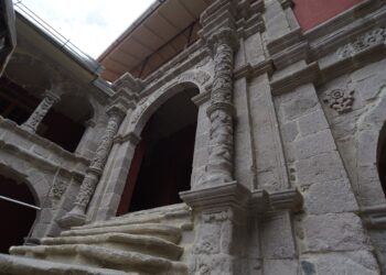 El llamativo arco de piedra de la Villa de París. Foto: Rodwy Cazón.