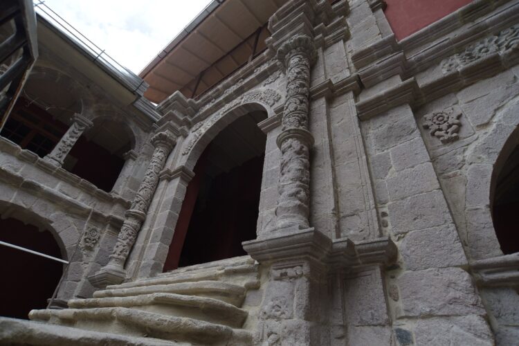 El llamativo arco de piedra de la Villa de París. Foto: Rodwy Cazón.