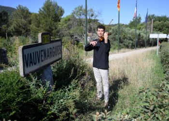 El joven violinista sirio Bilal Alnemr agradece a Vauvenargues, en el sur de Francia. Foto: AFP.