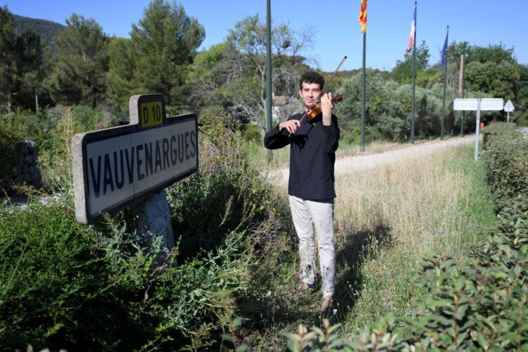 El joven violinista sirio Bilal Alnemr agradece a Vauvenargues, en el sur de Francia. Foto: AFP.