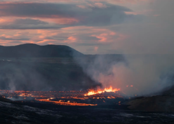 La lava fluye de una grieta volcánica situada a unos 40 km de Reikiavik. Foto: AFP.