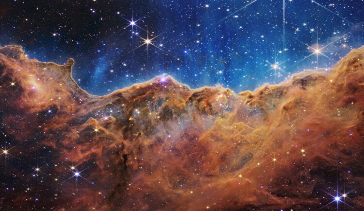Quizás la imagen más bella sea la de los 'Acantilados cósmicos' de la nebulosa Carina, una guardería estelar Handout. Foto: NASA.
