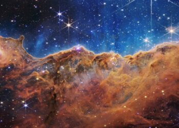 El Telescopio Espacial James Webb de la NASA revela estrellas bebés en la Nebulosa Carina, donde la radiación ultravioleta y los vientos estelares forman colosales paredes de polvo y gas. Foto: NASA.