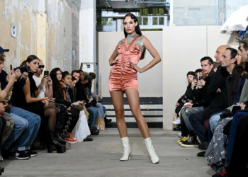 Entre la moda creada por Weinsanto, este vestido presentado en la Semana de la Moda de París, el 26 de septiembre de 2022. Foto: AFP.
