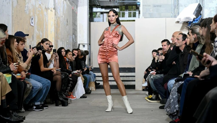 Entre la moda creada por Weinsanto, este vestido presentado en la Semana de la Moda de París, el 26 de septiembre de 2022. Foto: AFP.