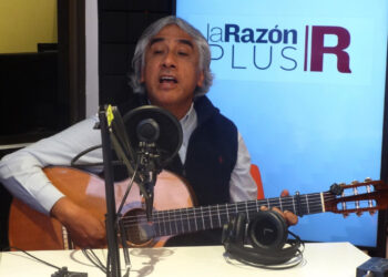 El artista Willy Claure, interpretó De regreso, de Matilde Casazola, en el estudio de La Razón Radio. Foto: Franklin Blanco.