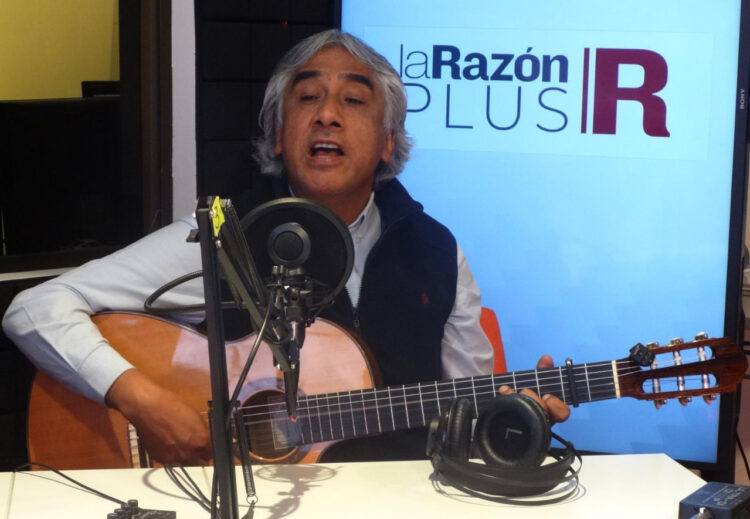 El artista Willy Claure, interpretó De regreso, de Matilde Casazola, en el estudio de La Razón Radio. Foto: Franklin Blanco.