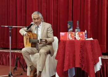 El cantautor Willy Claure interpreta una cueca en la presentación de su disco 'Tarija tierra encantada'. Foto: Pedro Luna.