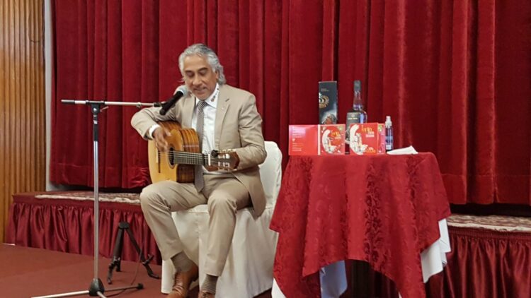 El cantautor Willy Claure interpreta una cueca en la presentación de su disco 'Tarija tierra encantada'. Foto: Pedro Luna.
