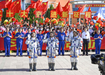 La tripulación conformada por Cai Xuzhe (izq), Liu Yang (centro) y Chen Dong. Foto: AFP.