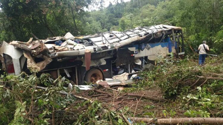 Diez muertos y 21 heridos al despeñarse un autobús en Brasil