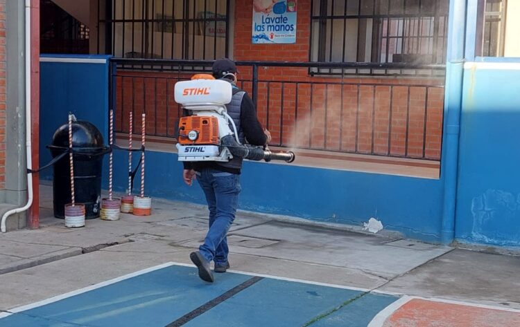 Avanza la fumigación de colegios en La Paz