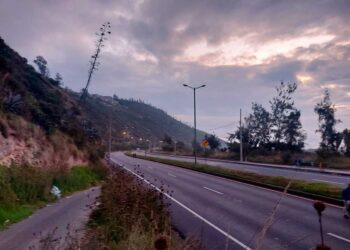 Indígenas de Ecuador bloquean carreteras en protesta contra el gobierno
