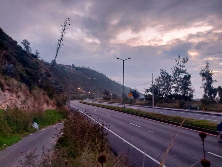 Indígenas de Ecuador bloquean carreteras en protesta contra el gobierno