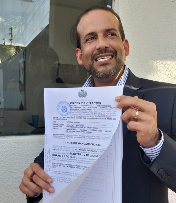 Luis Fernando Camacho recibe citación para declarar en Santa Cruz por el caso Golpe de Estado I
