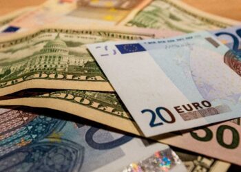 El euro volvió a caer brevemente por debajo del dólar