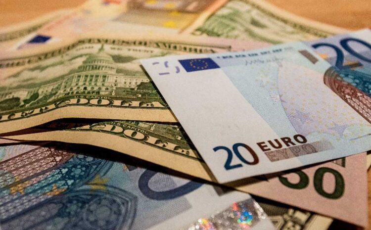 El euro volvió a caer brevemente por debajo del dólar