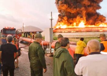 Incendio en Cuba se extiende a segundo tanque de petróleo y deja 49 heridos