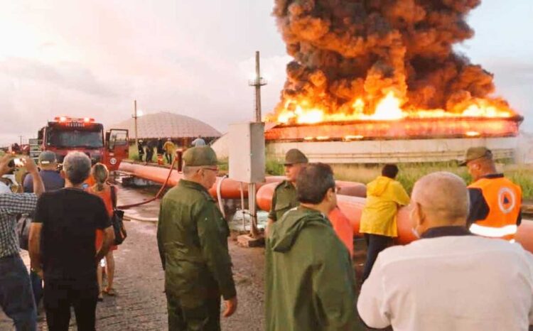 Incendio en Cuba se extiende a segundo tanque de petróleo y deja 49 heridos