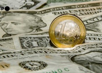 El dólar en su mayor valor frente al euro en casi 20 años