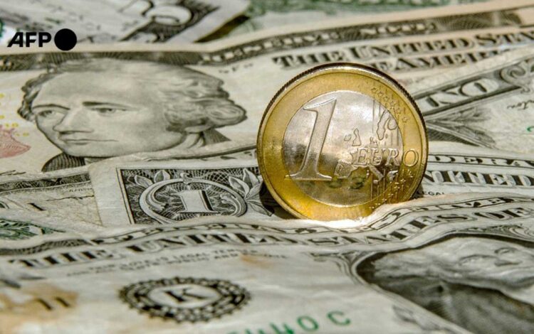 El dólar en su mayor valor frente al euro en casi 20 años