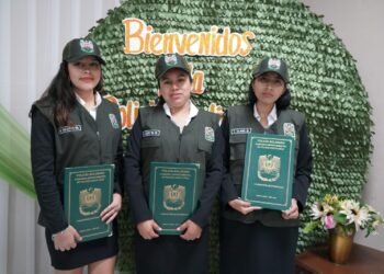 Gobierno entrega las actas de alta de incorporación a la Policía Boliviana. Foto: Twitter Eduardo Del Castillo
