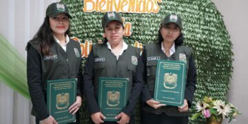 Gobierno entrega las actas de alta de incorporación a la Policía Boliviana. Foto: Twitter Eduardo Del Castillo