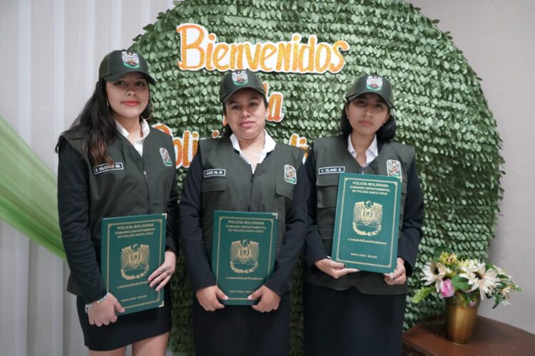 Gobierno entrega las actas de alta de incorporación a la Policía Boliviana. Foto: Twitter Eduardo Del Castillo