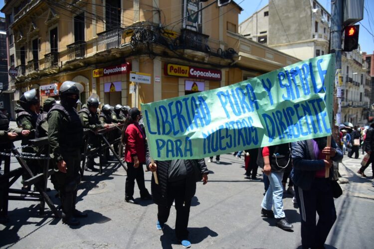 Maestros exigen la liberacion de sus colegas aprehendidos. Foto: Rodwy Cazón