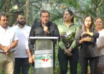 El alcalde Jhonny Fernández anuncia el Bono Alimentario. Foto: GAMSC